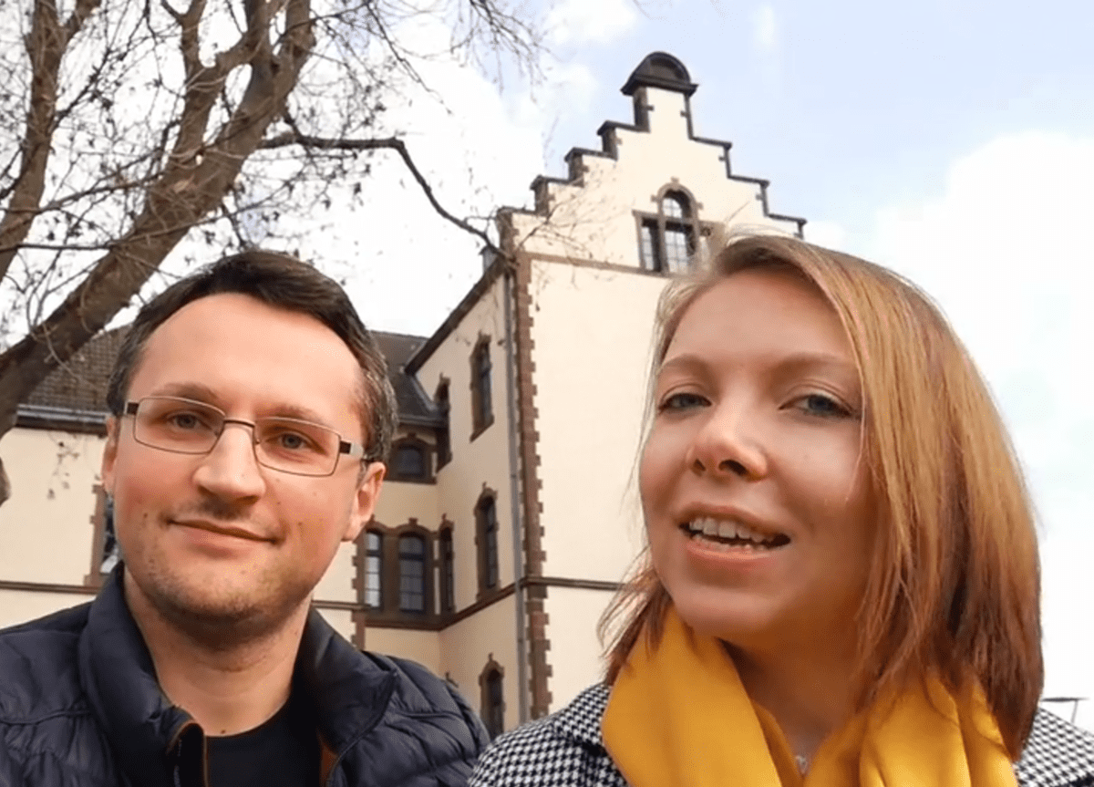 Liliia und Denis vor einem Gebäude